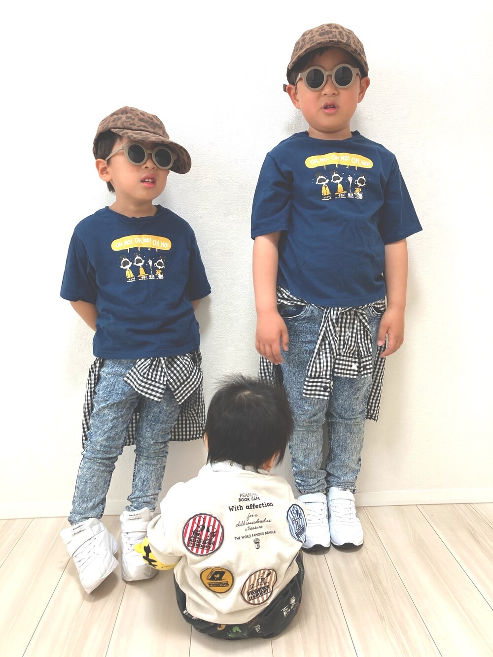 「おそろコーデ、きょうだいコーデ、おとこのこーで、PEANUTS、ケミカルウォッシュ、キャップ、レオパード、ギンガムチェック、シャツ腰巻き、スニーカー」｜「BREEZEの2柄キャップ（キャップ、ブラウン系）」を使った、S♡K♡K♡さん（キッズ・110cm）の春コーディネートの1枚目の写真
