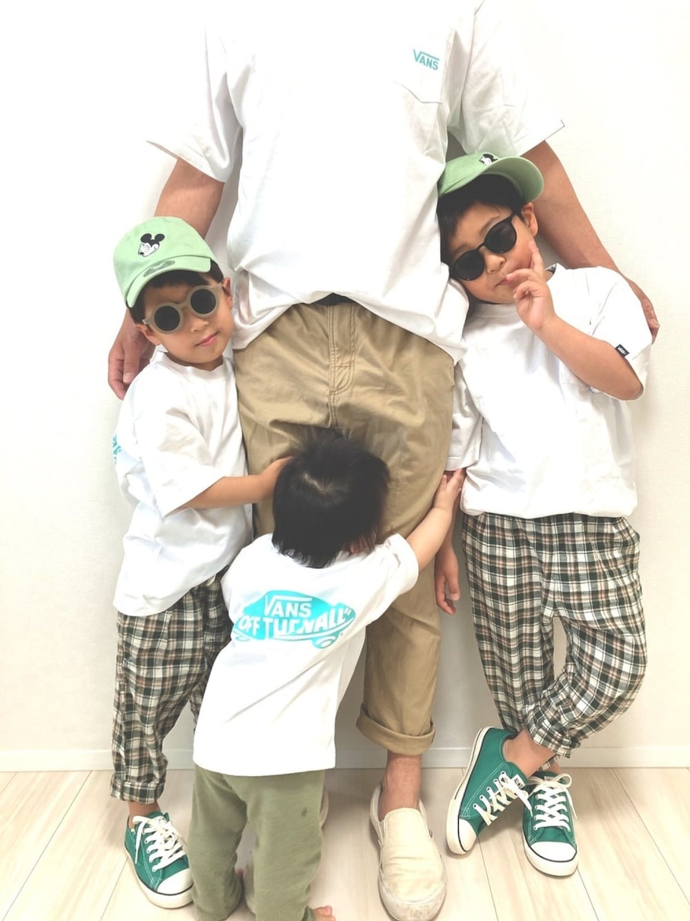 ホワイト系のTシャツ/カットソー、ホワイト系のTシャツ/カットソー、ホワイト系のTシャツ/カットソーを着用したキッズの春コーディネートの1枚目の写真