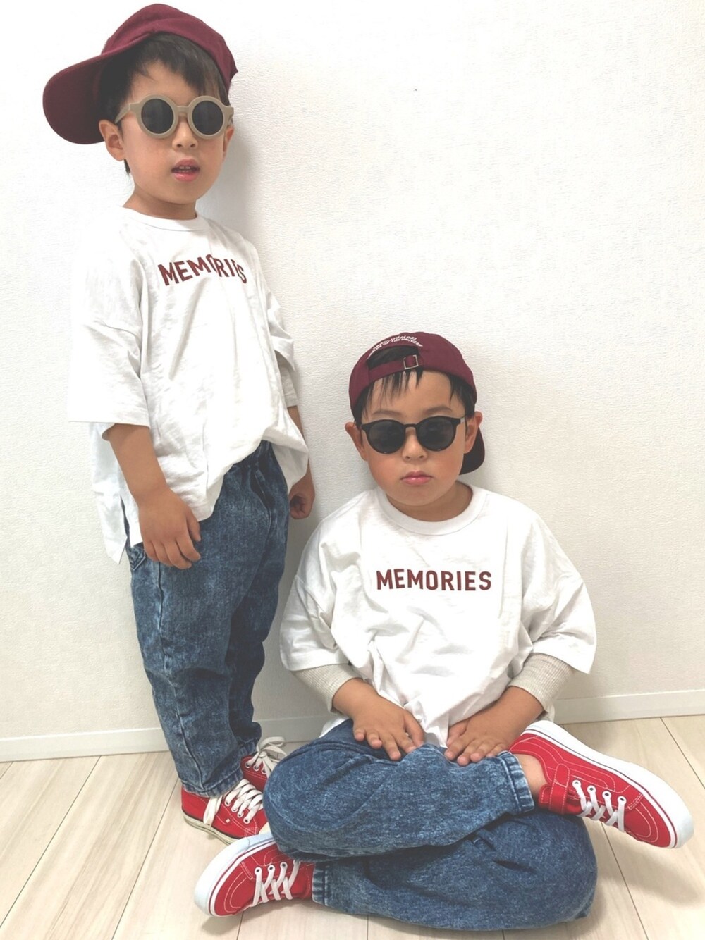 ホワイト系のTシャツ/カットソー、ブルー系のデニムパンツ、レッド系のスニーカーを着用したキッズの春コーディネートの1枚目の写真