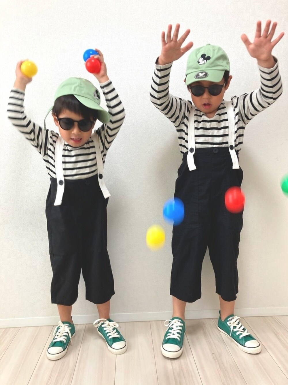 「おそろコーデ、きょうだいコーデ、おとこのこーで、サロペット、オーバーオール、モノトーン、キャップ、グリーン、スニーカー、converse」｜「Birthdayのアイテム（キャップ、グリーン系）」を使った、S♡K♡K♡さん（キッズ・110cm）の春コーディネートの1枚目の写真