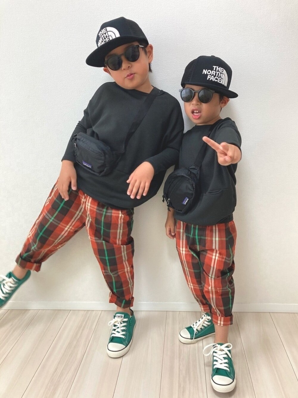 ブラック系のTシャツ/カットソー、ブラック系のTシャツ/カットソー、ブラウン系のパンツを着用したキッズの春コーディネートの1枚目の写真
