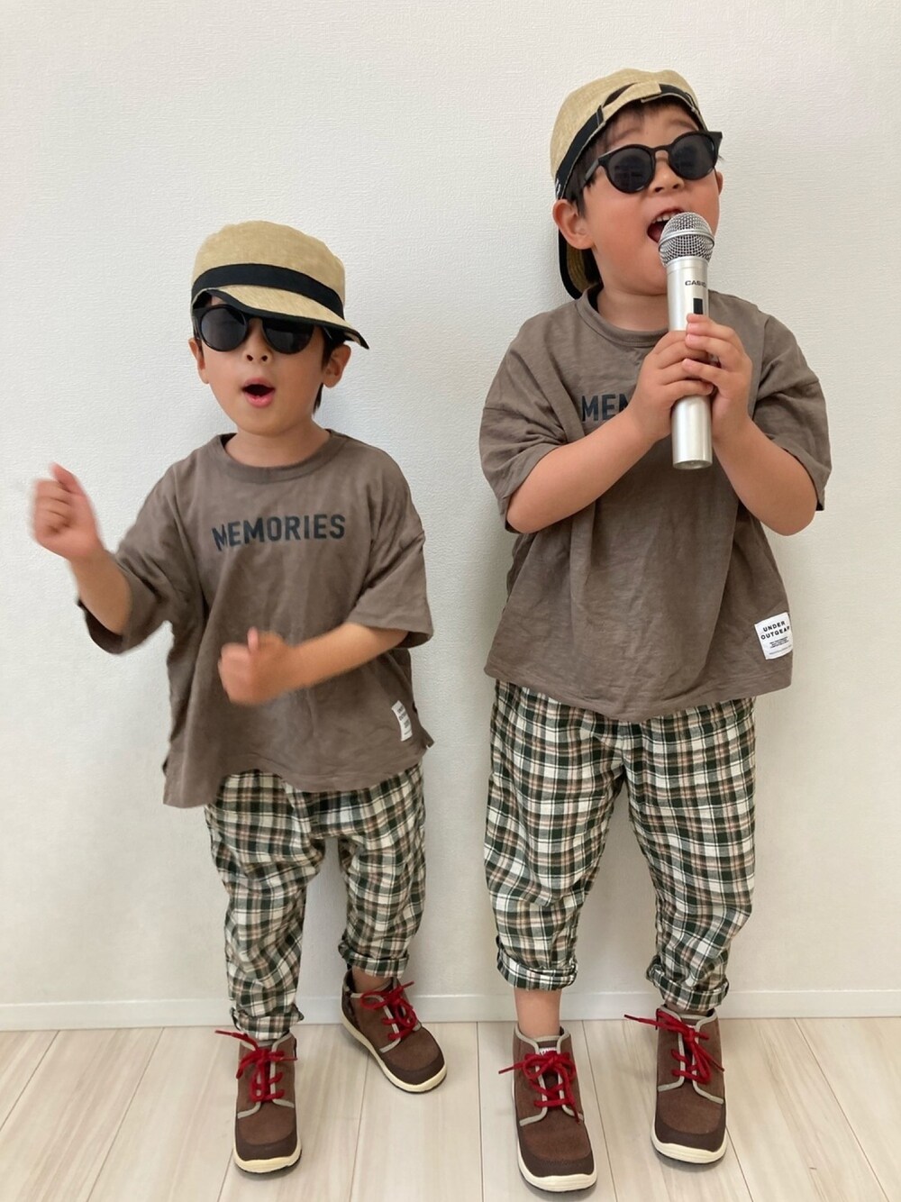 グリーン系のその他パンツ、グリーン系のその他パンツ、ブラウン系のTシャツ/カットソーを着用したキッズの春コーディネートの1枚目の写真