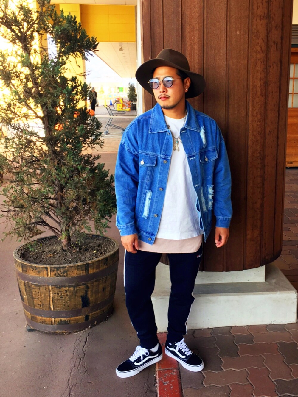 ホワイト系のTシャツ/カットソー、ブルー系のデニムジャケット、ピンク系のタンクトップを着用したメンズの秋コーディネートの1枚目の写真