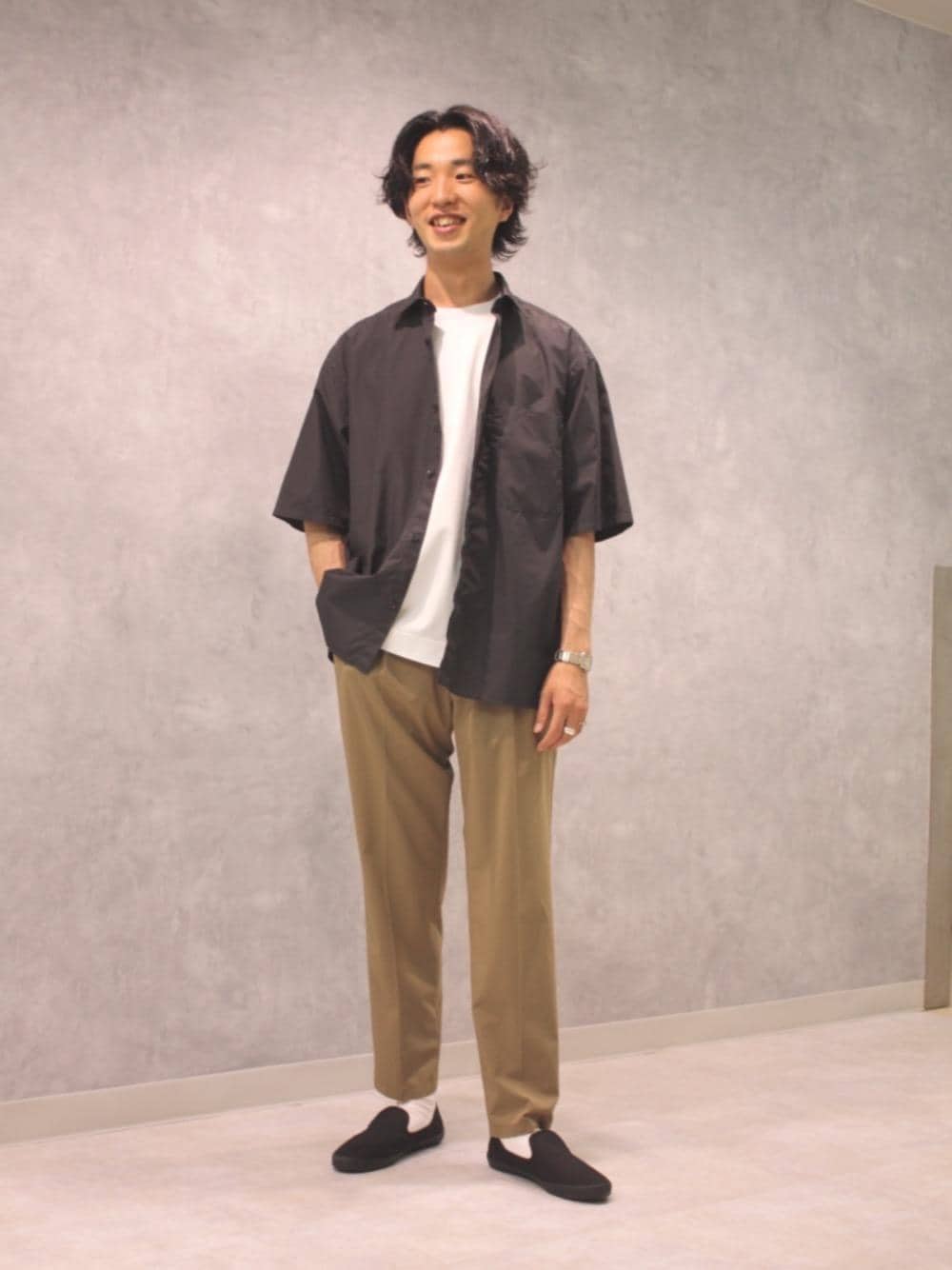 ブラック系のスリッポン、ホワイト系のTシャツ/カットソー、グレー系のシャツ/ブラウスを着用したメンズの夏コーディネートの1枚目の写真