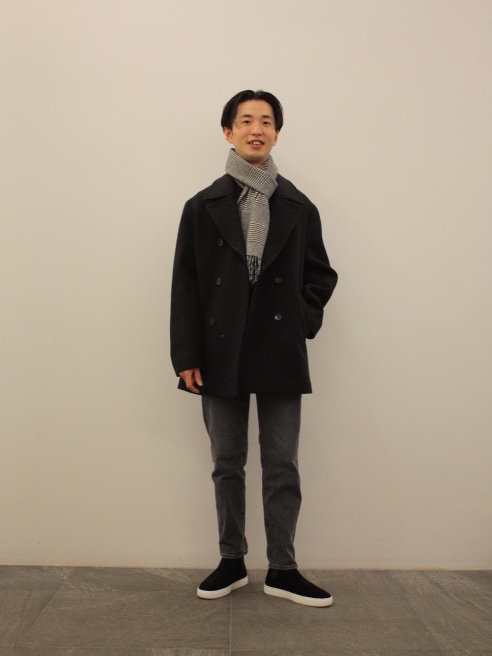 グレー系のデニムパンツ、その他のスニーカー、ブルー系のニット/セーターを着用したメンズの秋コーディネートの1枚目の写真