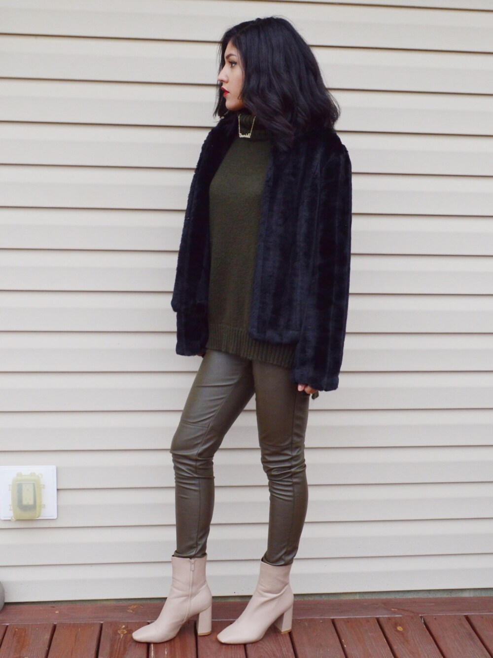 「ootd、outfit、streetstyle、boohoo、fur、WEARBOOKエントリー、WEARママ部」｜「H&Mのアイテム（スラックス、グリーン系）」を使った、Debbie Ruizさん（レディース・175cm）の冬コーディネートの1枚目の写真