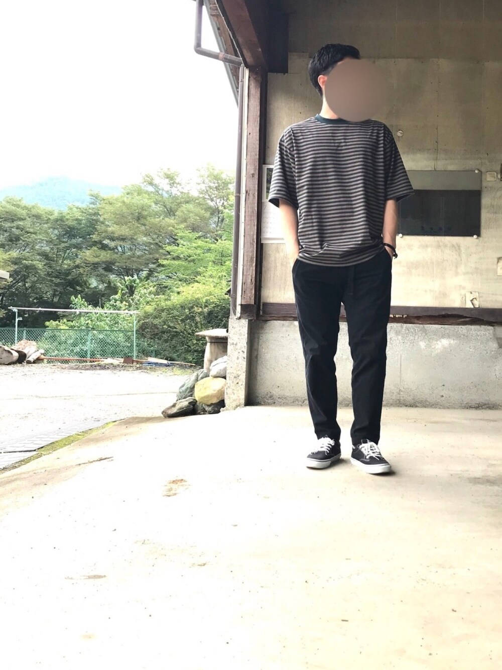 「シンプルコーデ、夏コーデ、ビッグシルエット、スニーカー、VANS、ボーダー、ボーダーTシャツ、夏だ！Tシャツ着よう！」｜「CIAOPANIC TYPYのオーガニック度詰め半袖ボーダーTee　定番/ベーシック/キレイ目/カジュアル/ゆったり/ビッグシルエット/ボックスシルエット（Tシャツ/カットソー、ブラウン系）」を使った、よーさん（メンズ・170cm）の夏コーディネートの1枚目の写真