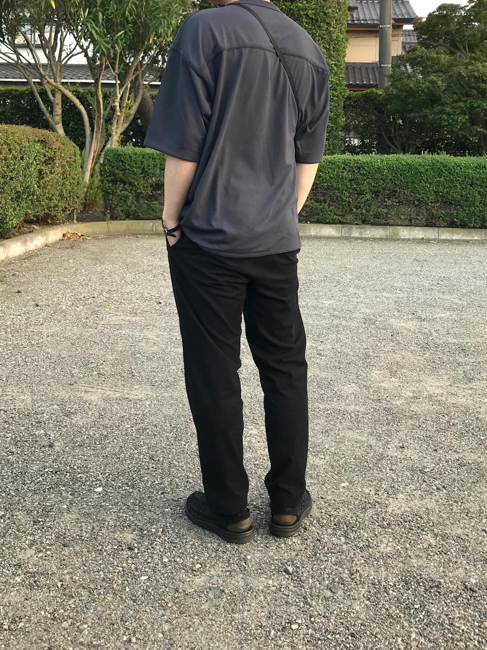 「夏だ！Tシャツ着よう！、ラフ、ゆるコーデ、おしゃれさんと繋がりたい、カジュアル、シンプル、ブラック、Tシャツ」｜「JOURNAL STANDARD relumeの【20SS】policott オーバーサイズTシャツ（Tシャツ/カットソー、ブラック系）」を使った、よーさん（メンズ・170cm）の夏コーディネートの1枚目の写真