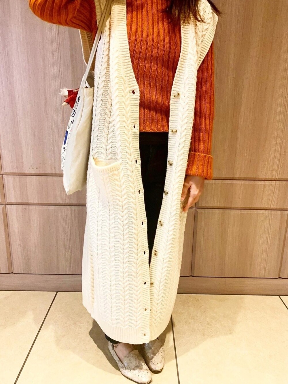 「冬コーデ、カジュアルコーデ、着回しコーデ、シンプルスタイル、シンプルおしゃれが好き、大人女子、大人カジュアル、日比谷ミッドタウン」｜「KBFのアイテム（ベスト、ホワイト系）」を使った、yipin32さん（レディース・161cm）の冬コーディネートの1枚目の写真