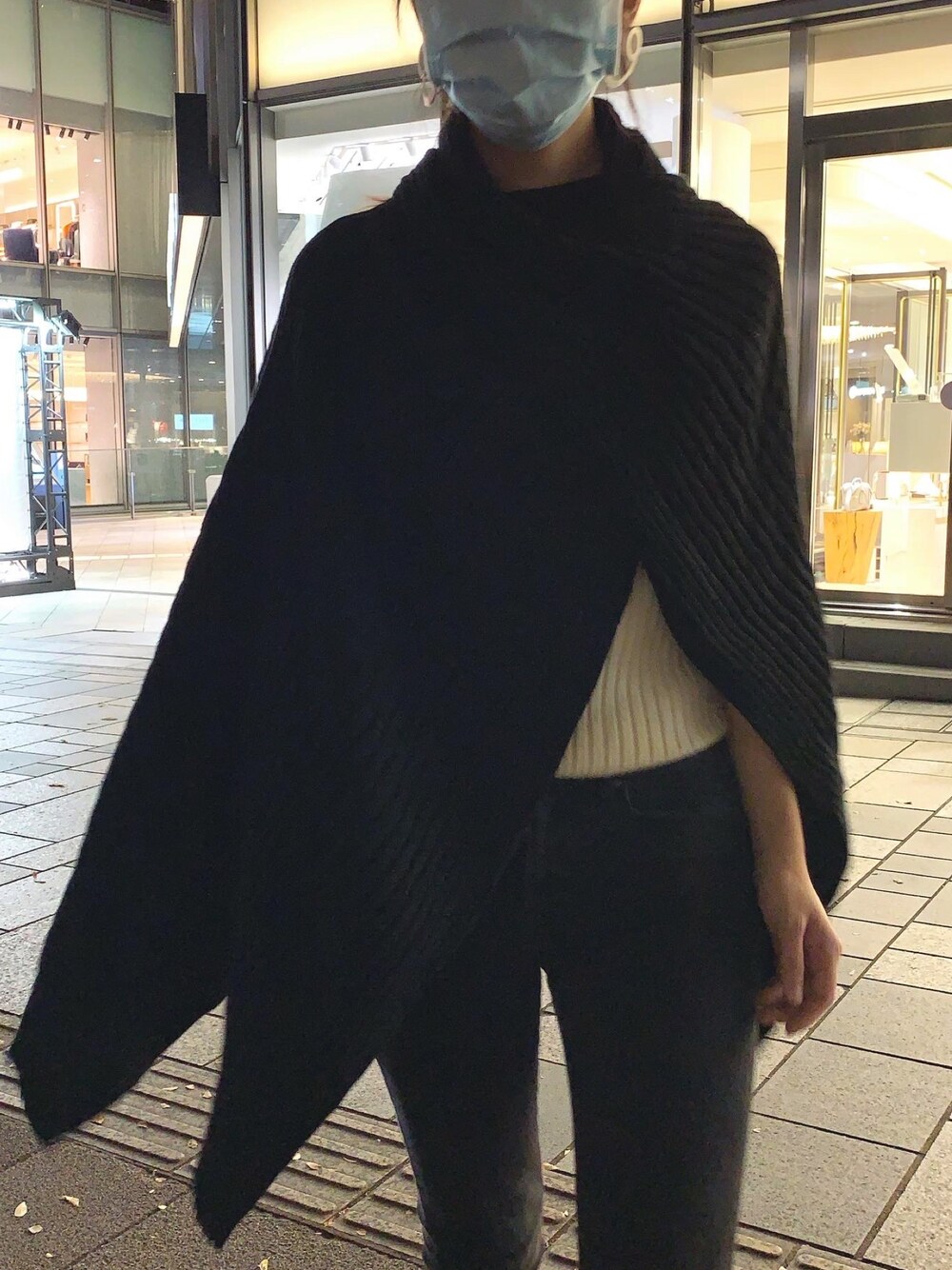 「冬コーデ、カジュアルコーデ、大人かわいい、大人コーデ、モノトン、シンプル、表参道ヒルズ、お洒落さんとつながりたい」｜「COSのアイテム（ポンチョ、ブラック系）」を使った、yipin32さん（レディース・161cm）の冬コーディネートの1枚目の写真