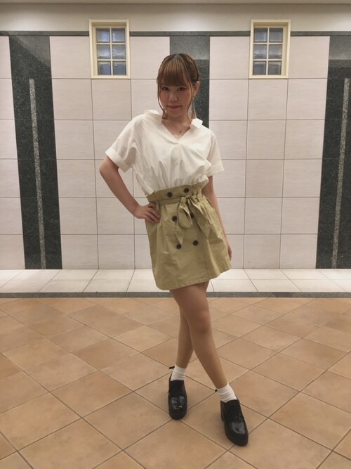 MIYU【iDEAL】使用「SPINNS（ツイルトレンチミニスカート）」的時尚穿搭