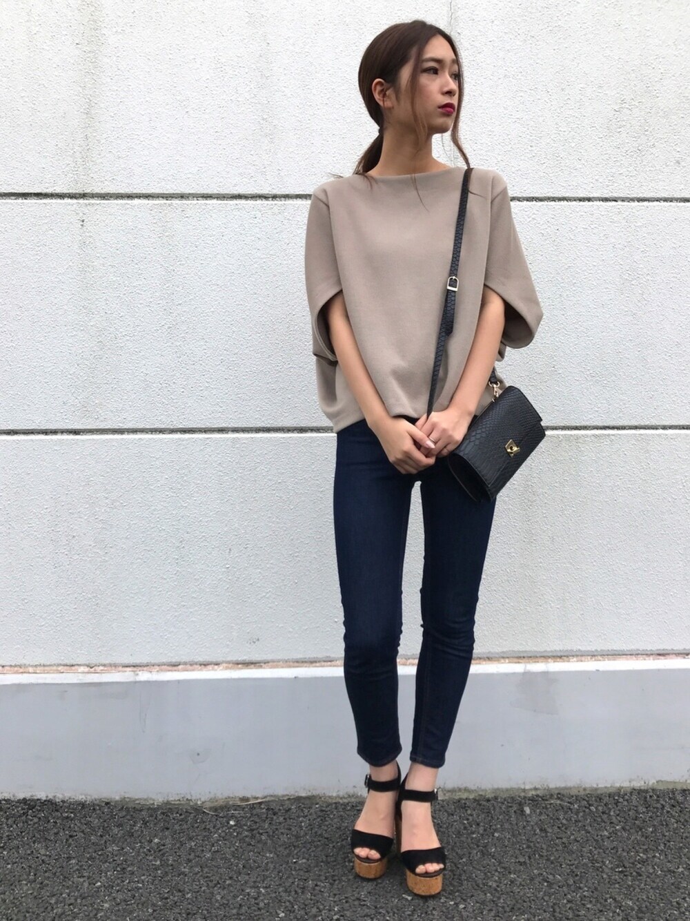 ベージュ系のTシャツ/カットソー、ブラック系のショルダーバッグを着用したレディースの冬コーディネートの1枚目の写真