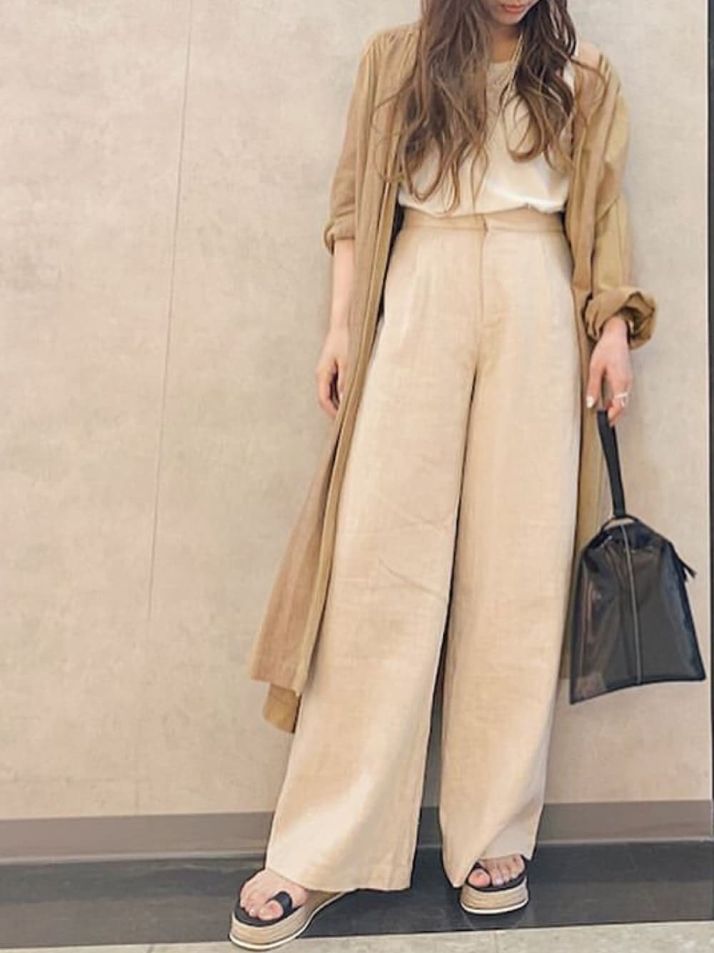 「シンプルコーデ、ラクチンコーデ、カジュアル、きれいめカジュアル、オトナカジュアル、ootd、ワイドパンツ、ベージュ、おしゃれさんと繋がりたい、ブラック」｜「Ungridのリネン混タックワイドパンツ（その他パンツ、ホワイト系）」を使った、アンダープラウ さん（レディース・158cm）の夏コーディネートの1枚目の写真
