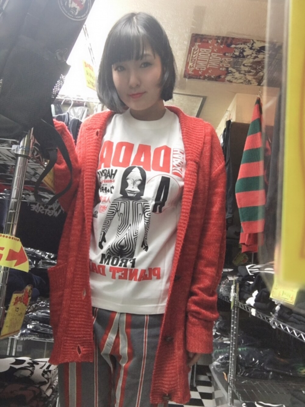 ホワイト系のTシャツ/カットソーを着用したレディースの冬コーディネートの1枚目の写真
