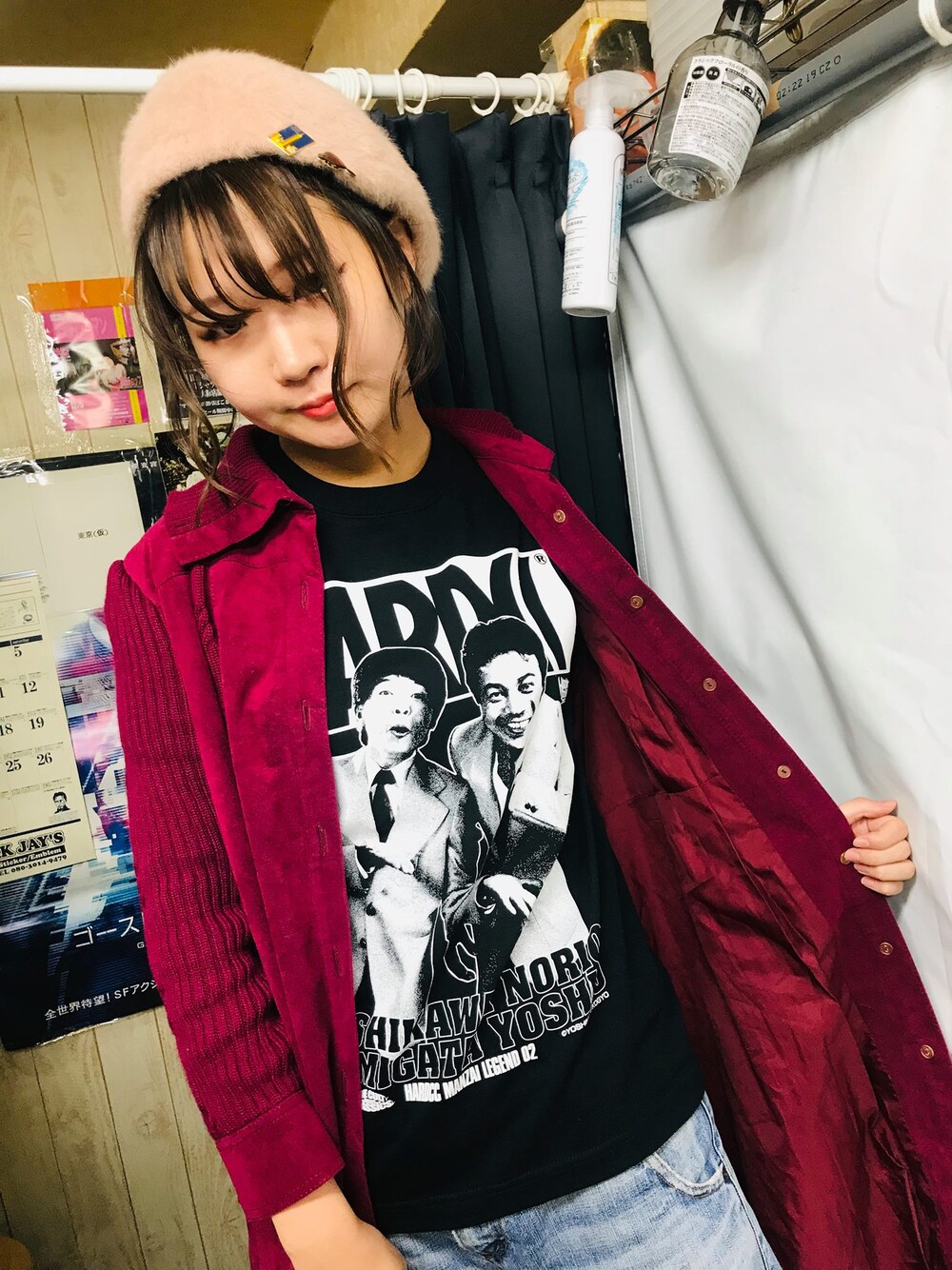 ブラック系のTシャツ/カットソーを着用したレディースの冬コーディネートの1枚目の写真