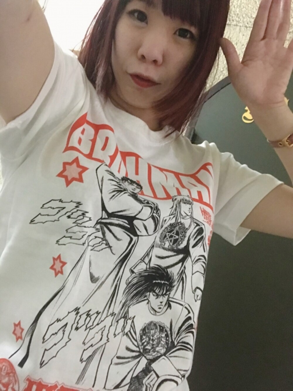 ホワイト系のTシャツ/カットソーを着用したレディースの冬コーディネートの1枚目の写真