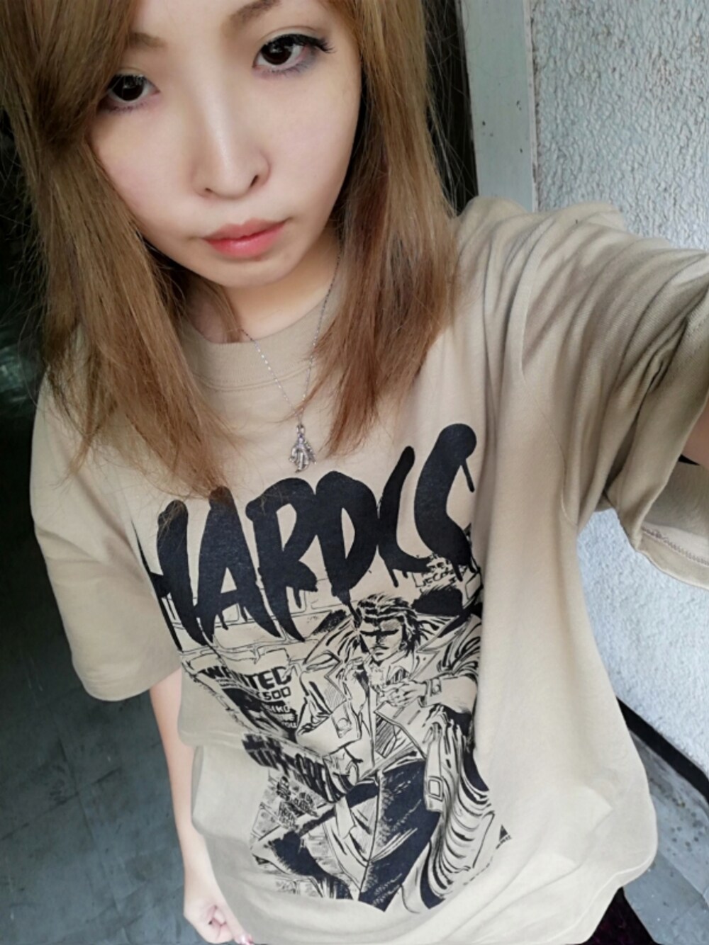 ブラウン系のTシャツ/カットソーを着用したレディースの冬コーディネートの1枚目の写真