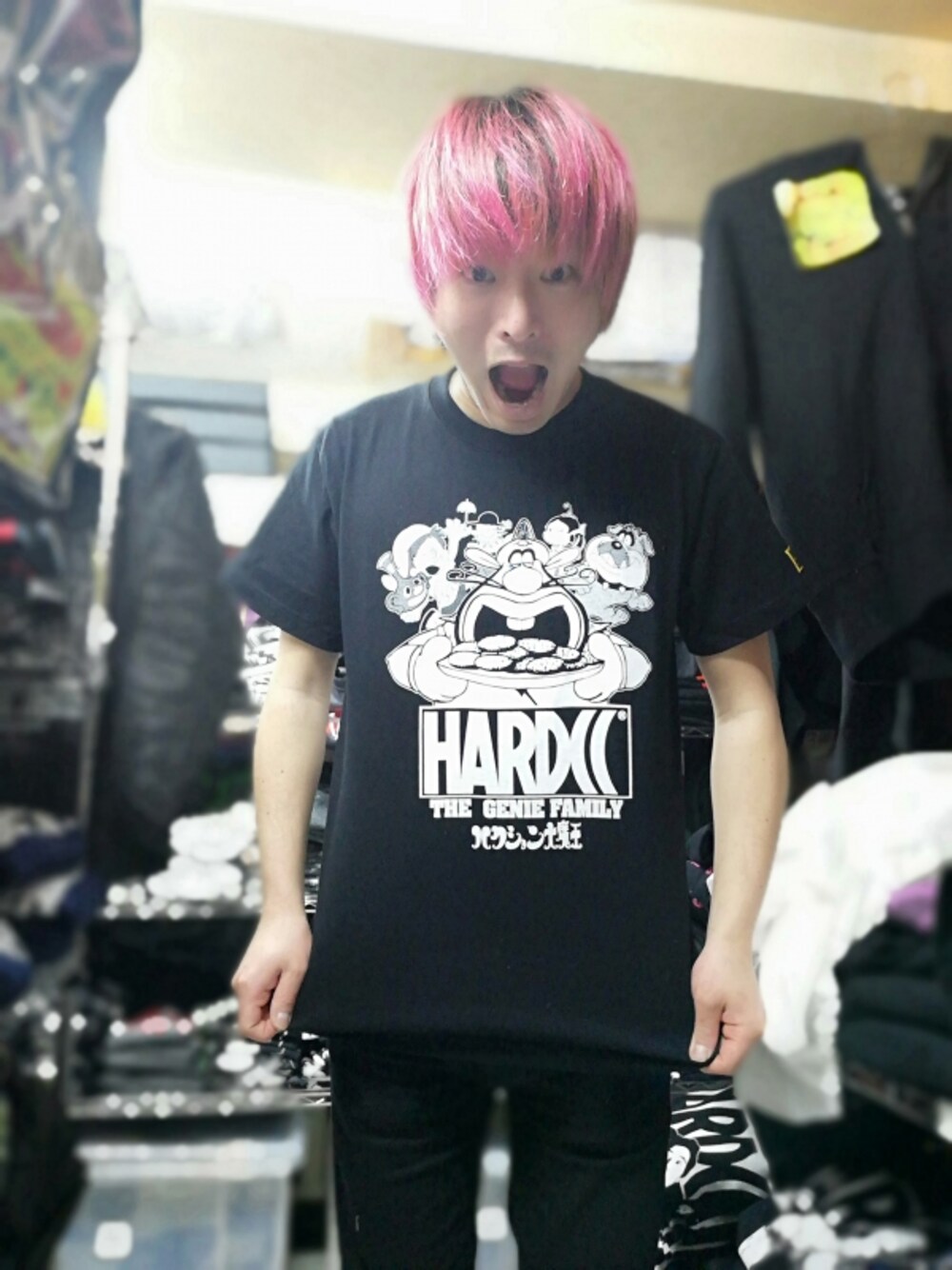 ブラック系のTシャツ/カットソーを着用したメンズの冬コーディネートの1枚目の写真