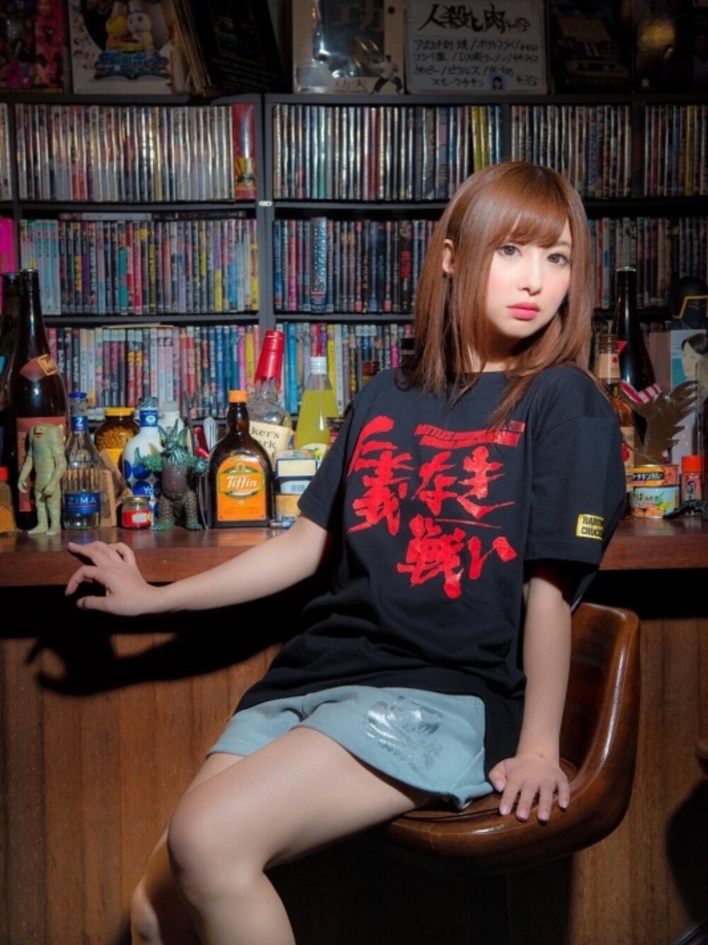 ブラック系のTシャツ/カットソーを着用したレディースの冬コーディネートの1枚目の写真
