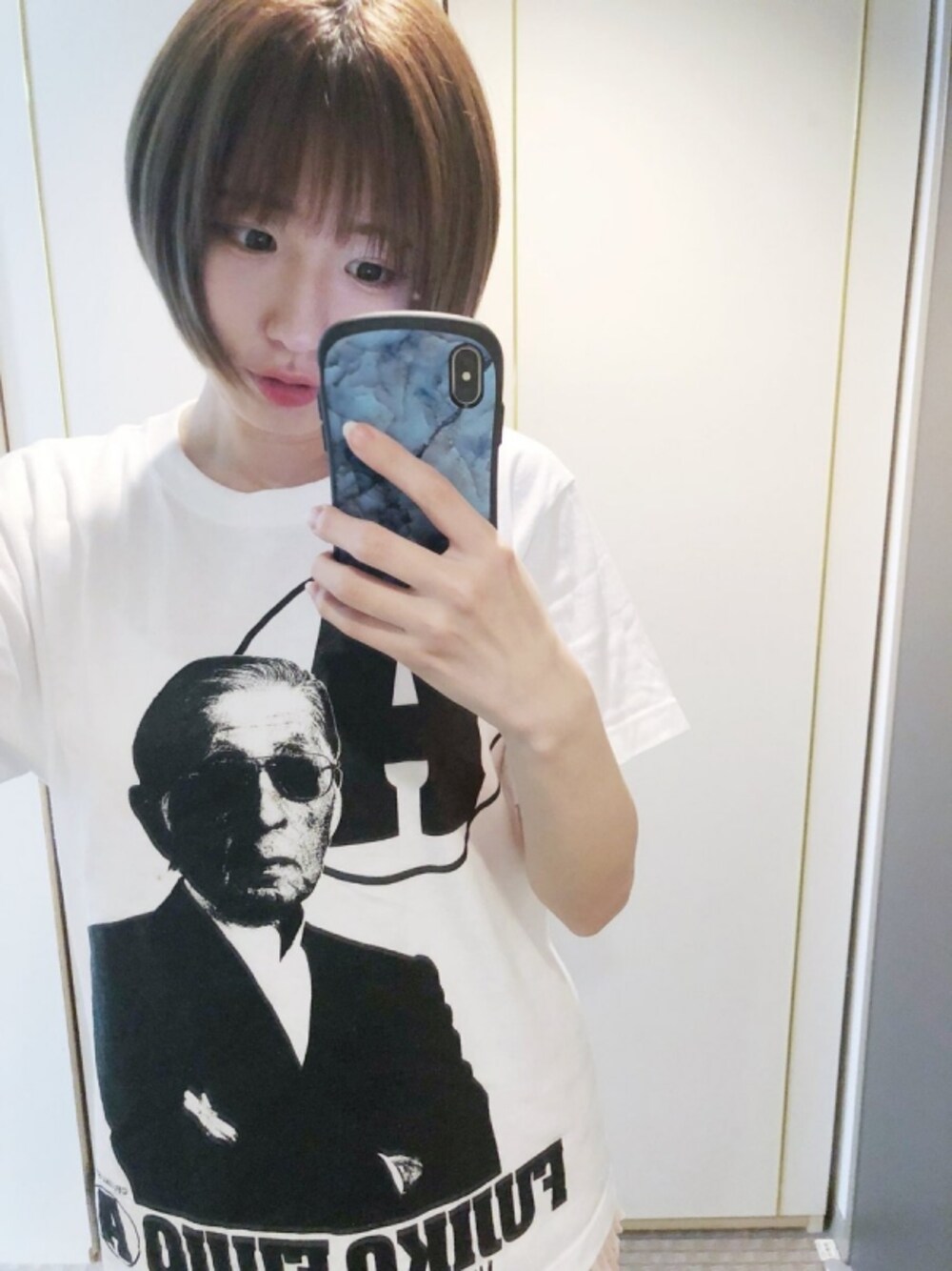 ホワイト系のTシャツ/カットソーを着用したレディースの冬コーディネートの1枚目の写真