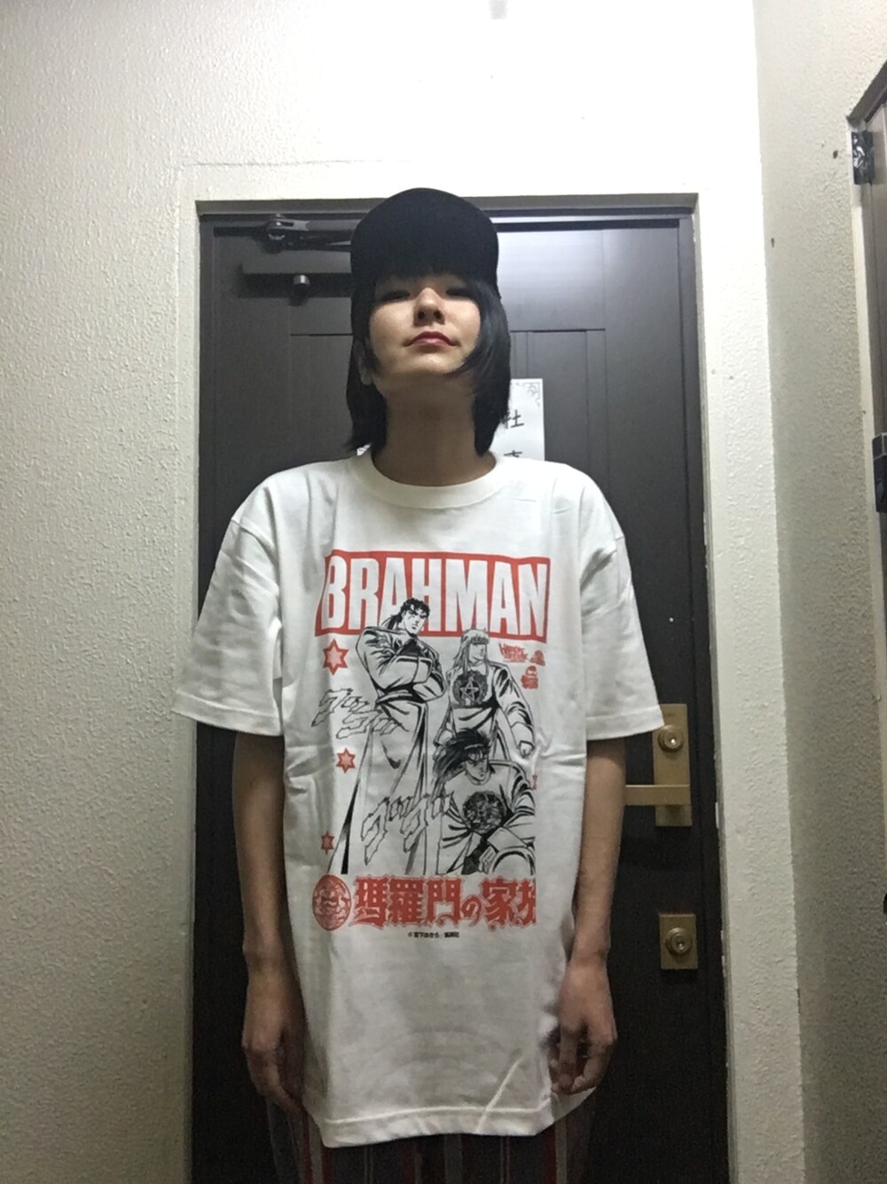 ホワイト系のTシャツ/カットソーを着用したレディースの冬コーディネートの1枚目の写真