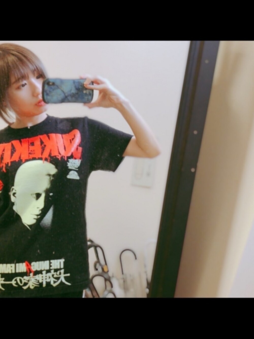 ブラック系のTシャツ/カットソーを着用したレディースの冬コーディネートの1枚目の写真