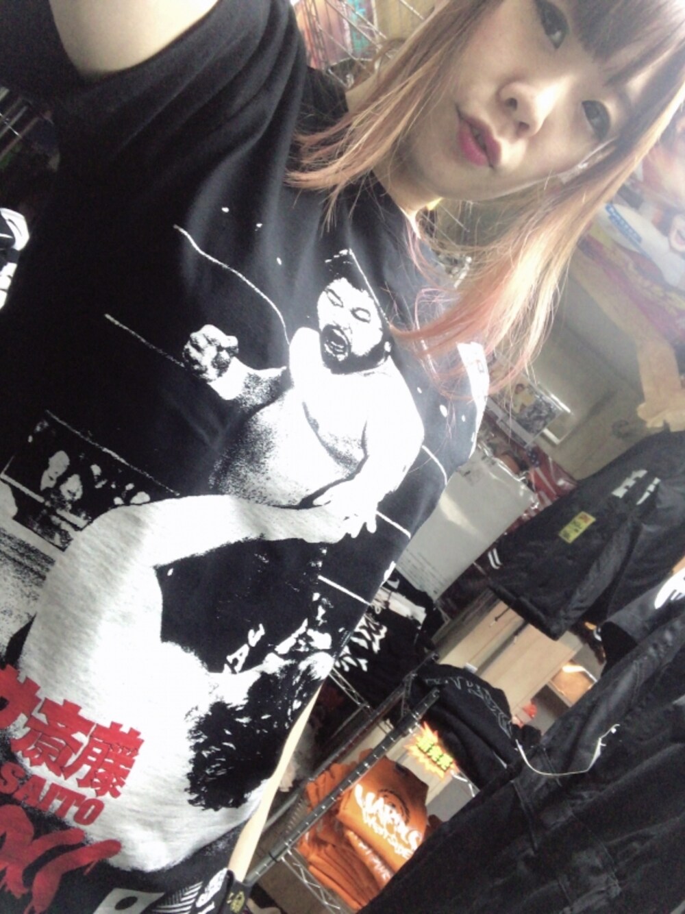 ブラック系のTシャツ/カットソーを着用したレディースの冬コーディネートの1枚目の写真