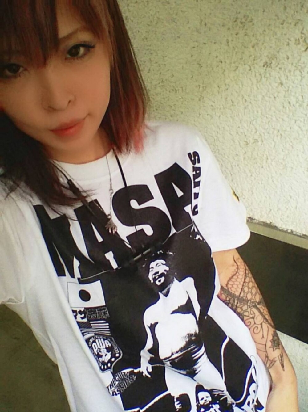 ホワイト系のTシャツ/カットソーを着用したレディースの冬コーディネートの1枚目の写真