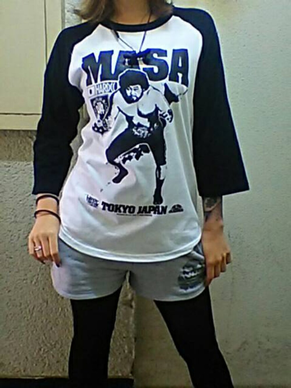 ホワイト系のTシャツ/カットソーを着用したレディースの冬コーディネートの1枚目の写真