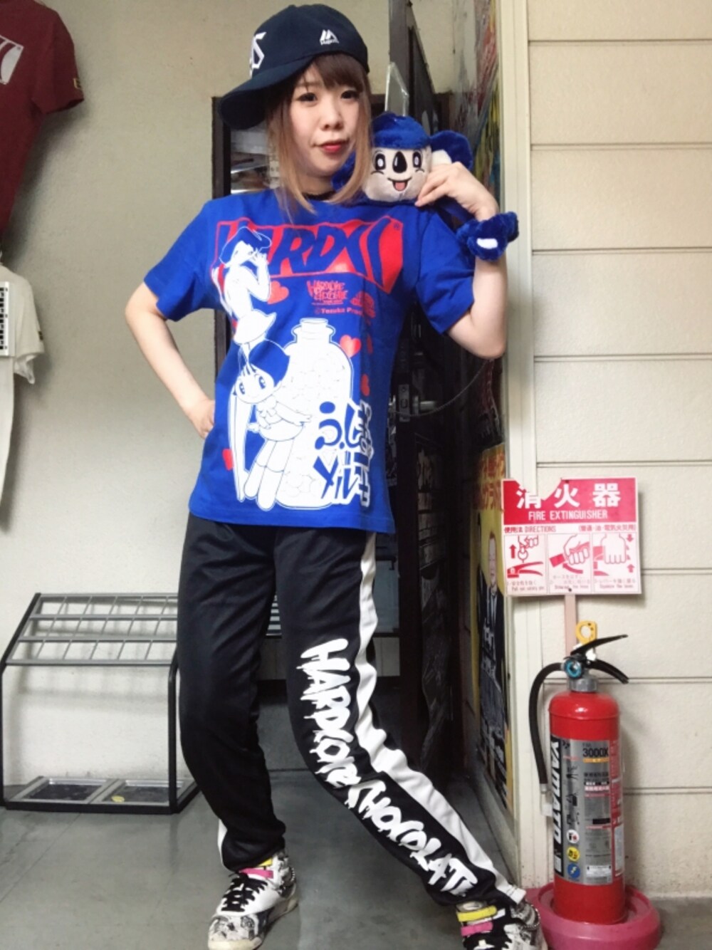 ブルー系のTシャツ/カットソーを着用したレディースの冬コーディネートの1枚目の写真