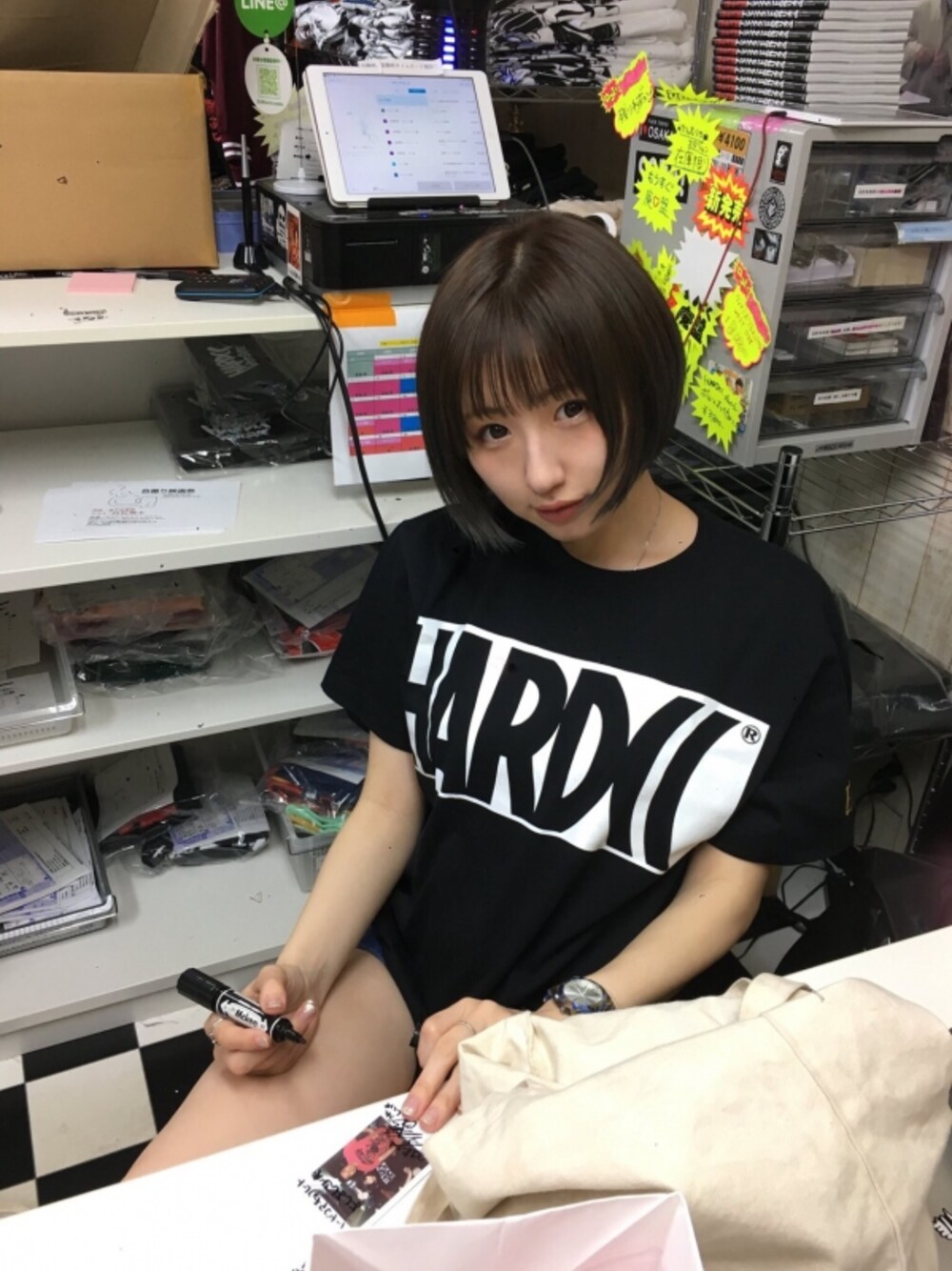 ブラック系のTシャツ/カットソーを着用したレディースの冬コーディネートの1枚目の写真