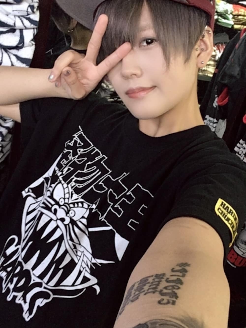 ブラック系のTシャツ/カットソーを着用したレディースの冬コーディネートの1枚目の写真