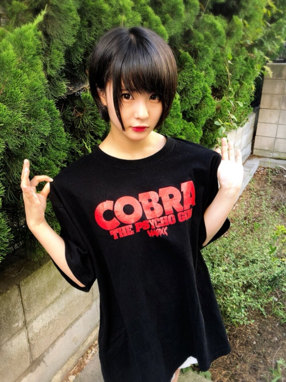 ブラック系のTシャツ/カットソーを着用したレディースの冬コーディネートの1枚目の写真