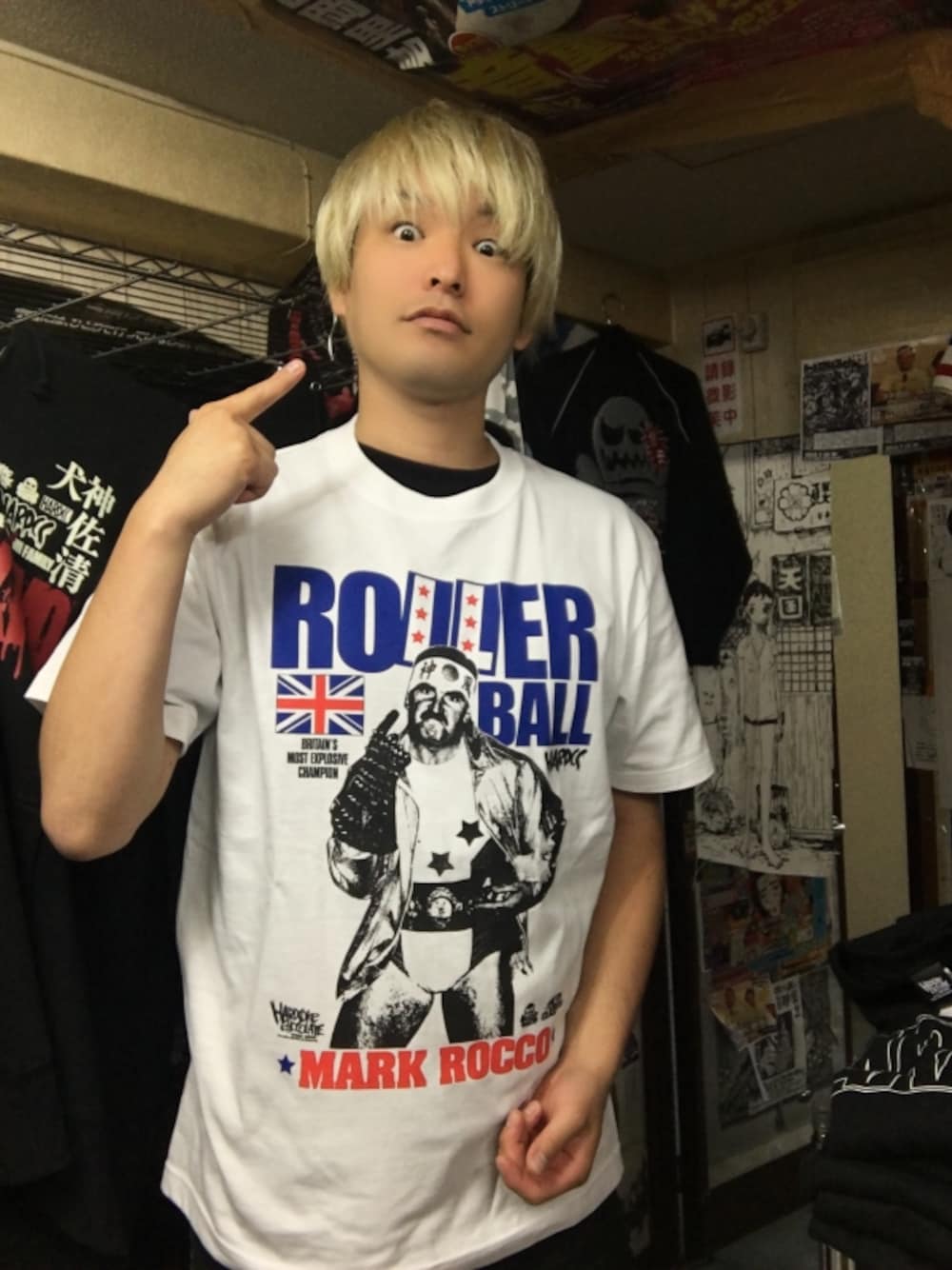 ホワイト系のTシャツ/カットソーを着用したメンズの冬コーディネートの1枚目の写真