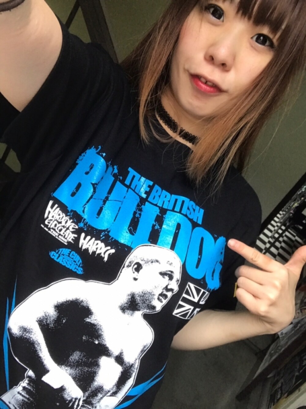 ブラック系のTシャツ/カットソーを着用したレディースの冬コーディネートの1枚目の写真