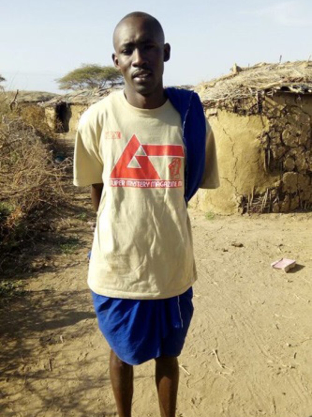 ベージュ系のTシャツ/カットソーを着用したメンズの冬コーディネートの1枚目の写真