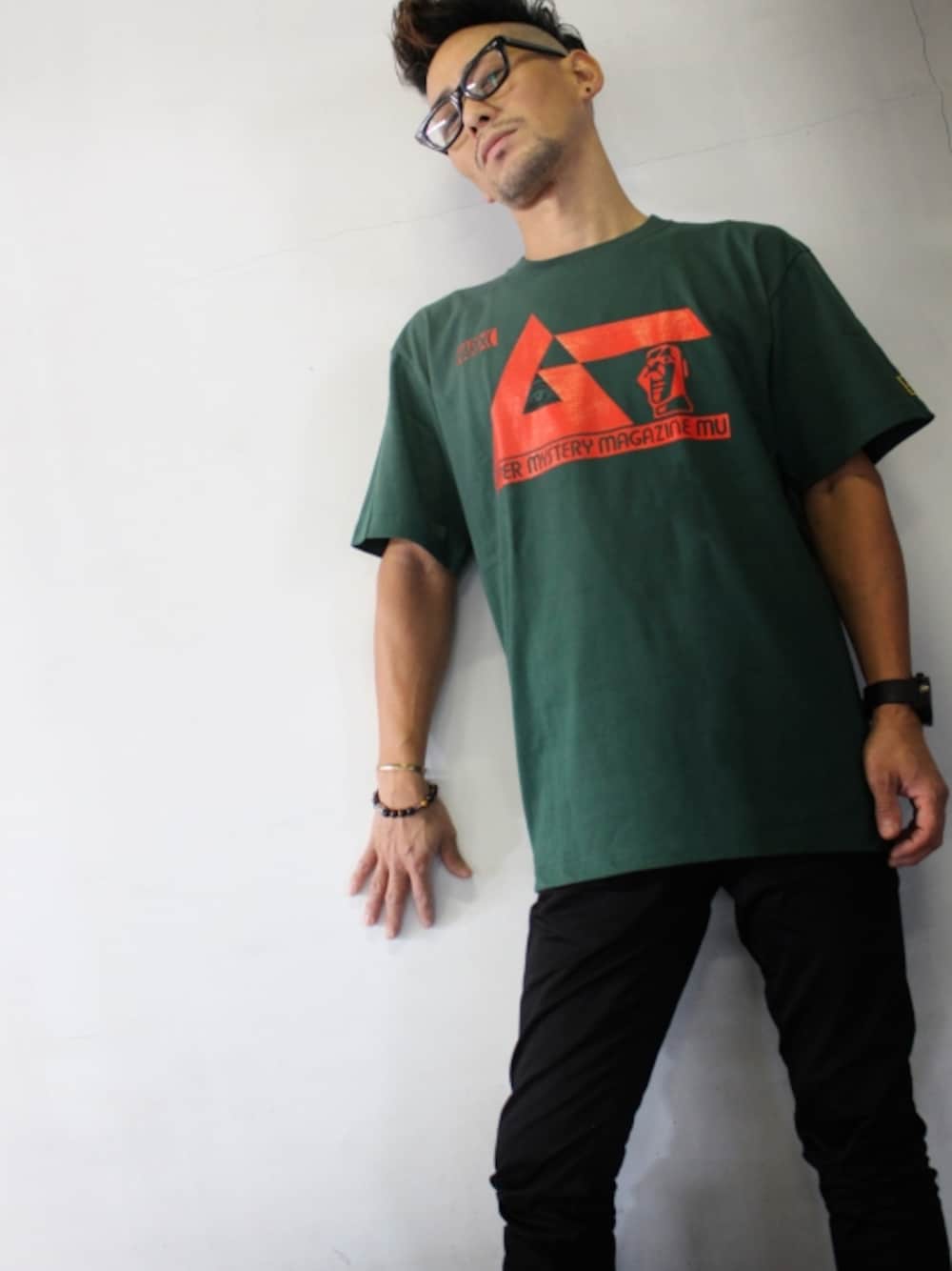 グリーン系のTシャツ/カットソーを着用したメンズの冬コーディネートの1枚目の写真