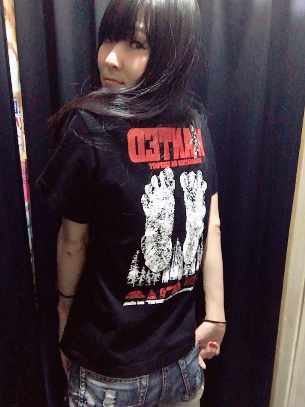 ブラック系のTシャツ/カットソーを着用したレディースの冬コーディネートの1枚目の写真