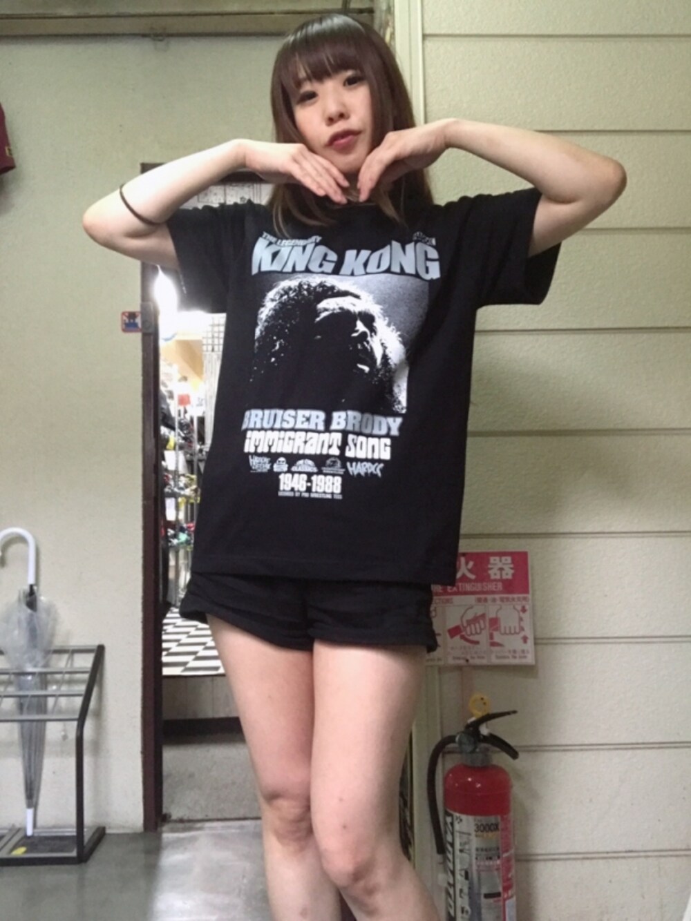 ブラック系のTシャツ/カットソーを着用したレディースの冬コーディネートの1枚目の写真