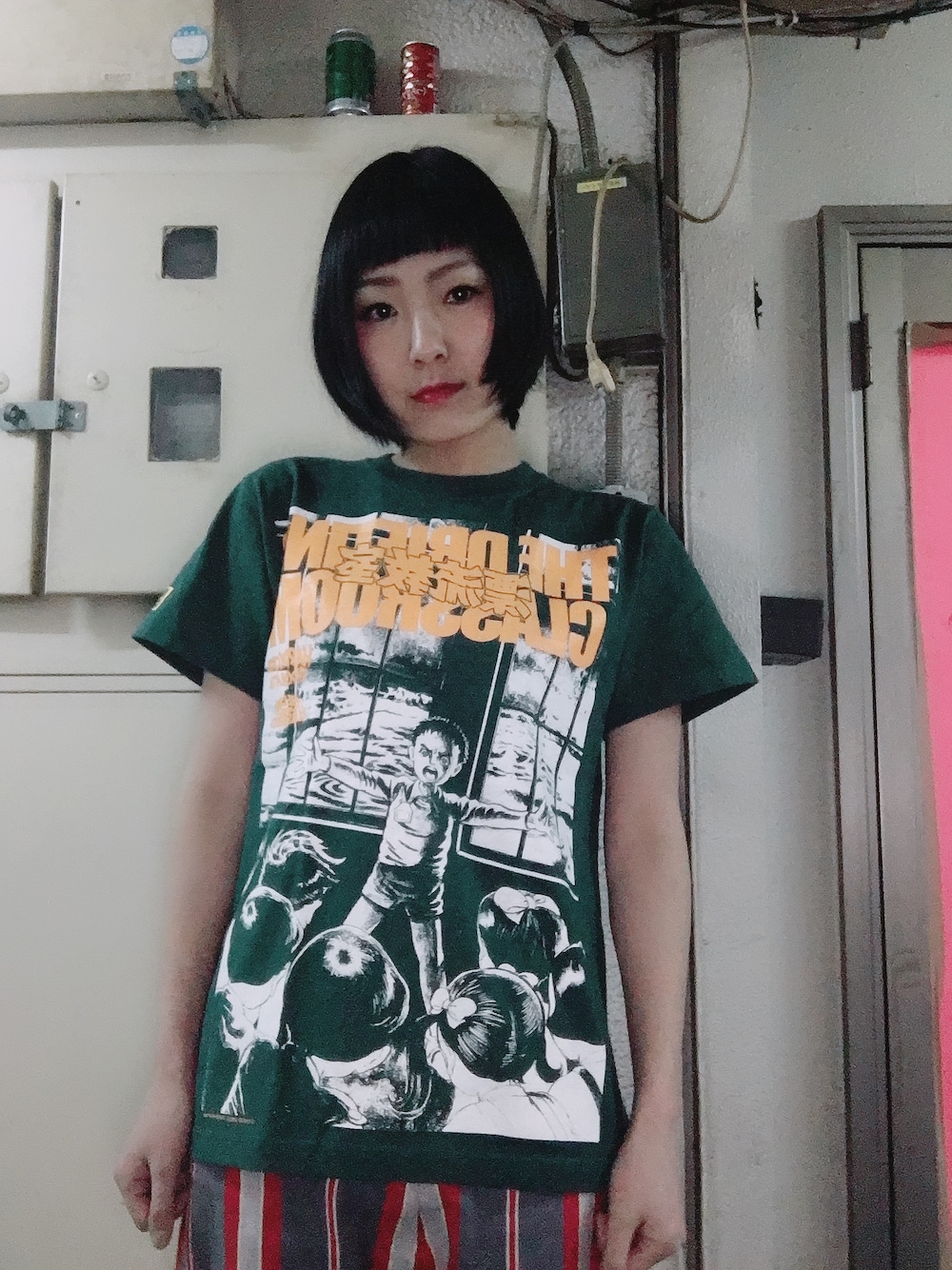 グリーン系のTシャツ/カットソーを着用したレディースの冬コーディネートの1枚目の写真