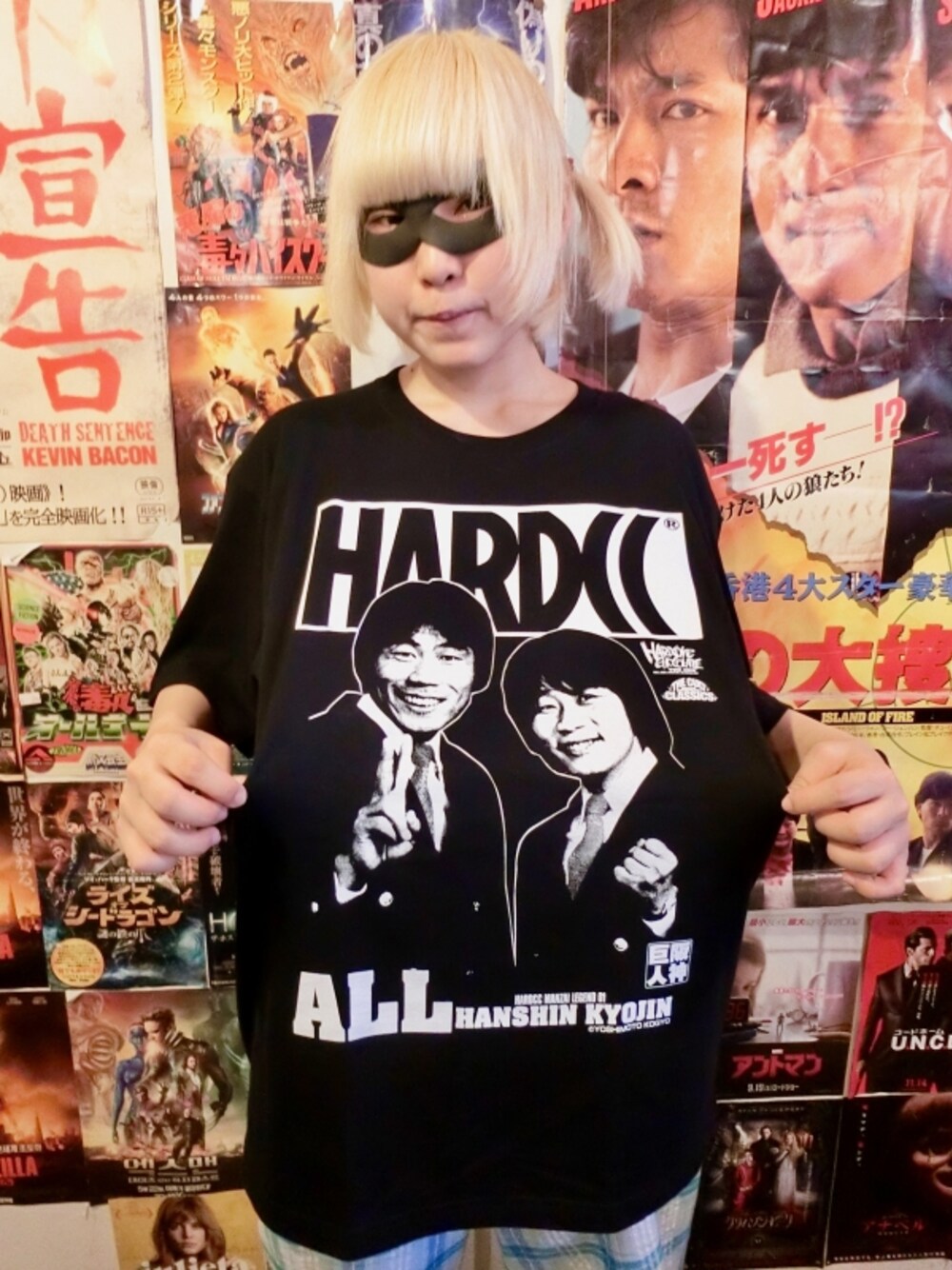 ブラック系のTシャツ/カットソーを着用したレディースの冬コーディネートの1枚目の写真