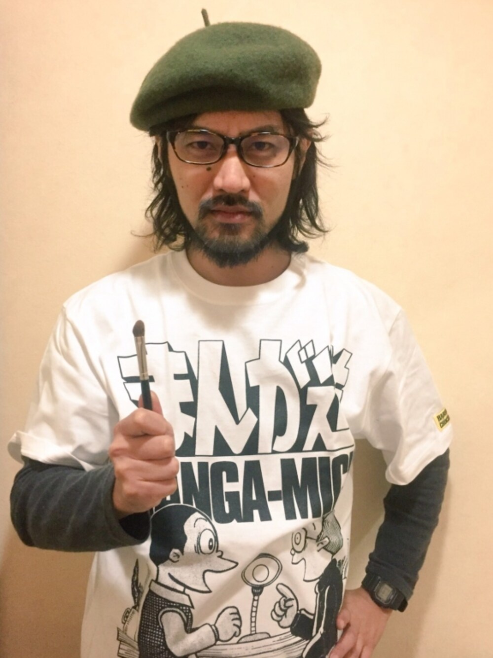 ホワイト系のTシャツ/カットソーを着用したメンズの冬コーディネートの1枚目の写真