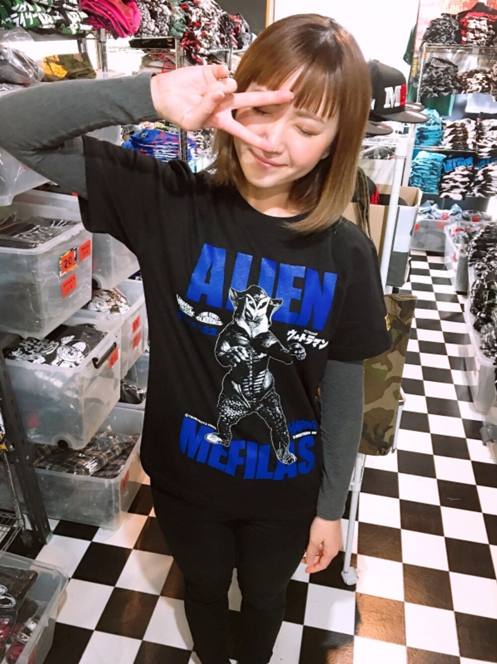 ブラック系のTシャツ/カットソーを着用したレディースの冬コーディネートの1枚目の写真