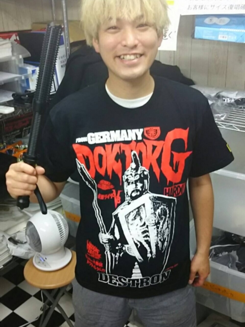 ブラック系のTシャツ/カットソーを着用したメンズの冬コーディネートの1枚目の写真