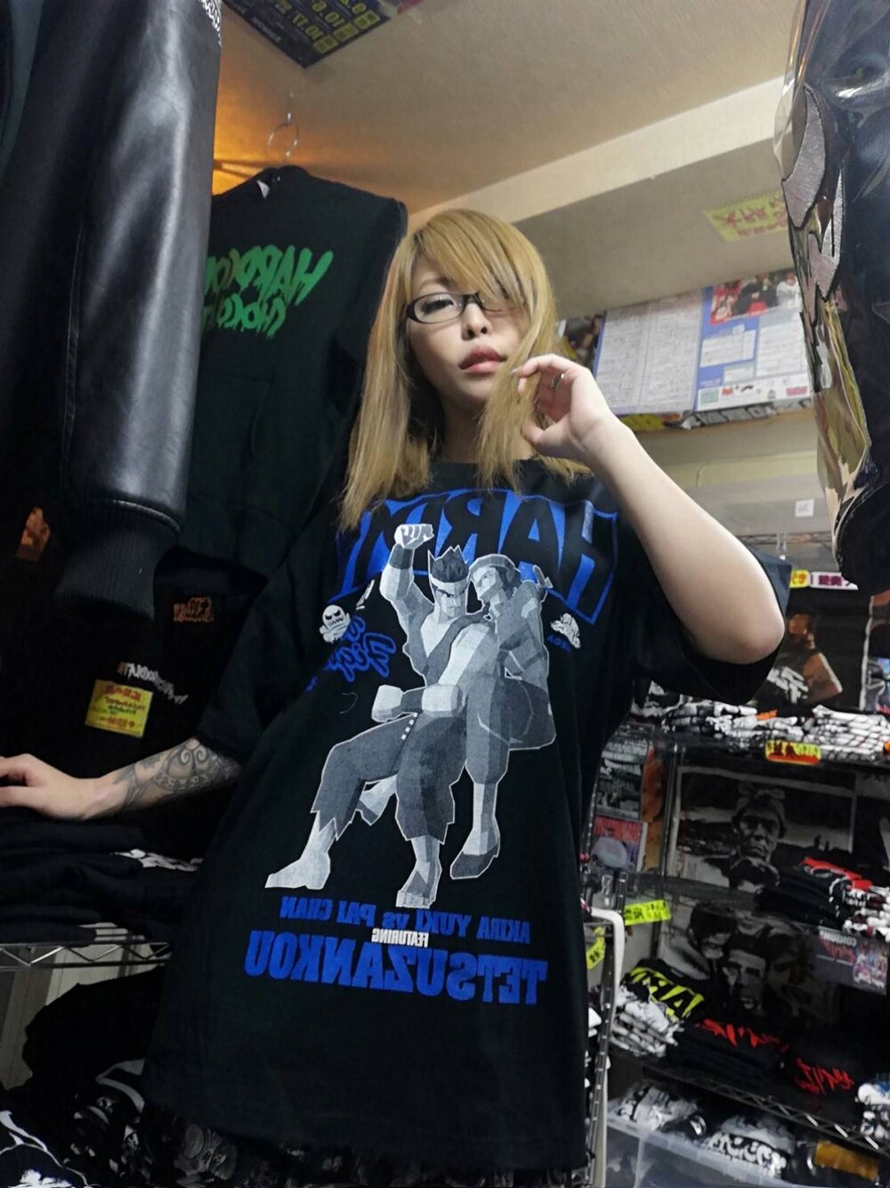 ブラック系のTシャツ/カットソーを着用したレディースの冬コーディネートの1枚目の写真