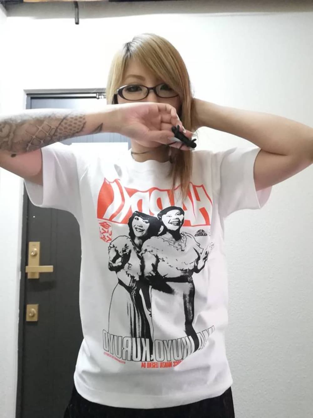 ホワイト系のTシャツ/カットソーを着用したレディースの春コーディネートの1枚目の写真