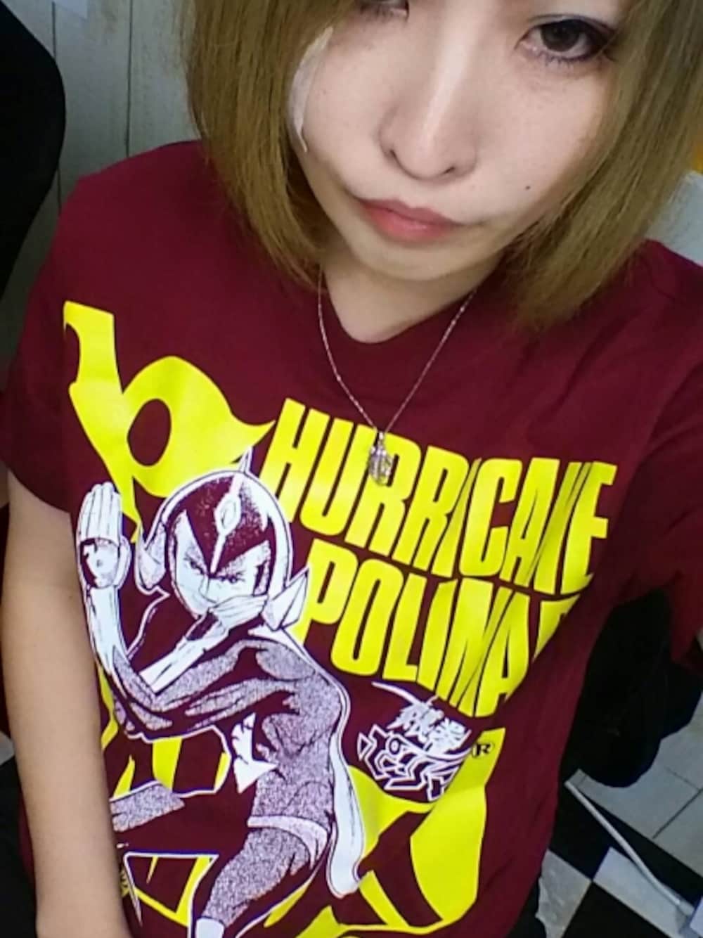 ブラウン系のTシャツ/カットソーを着用したレディースの春コーディネートの1枚目の写真