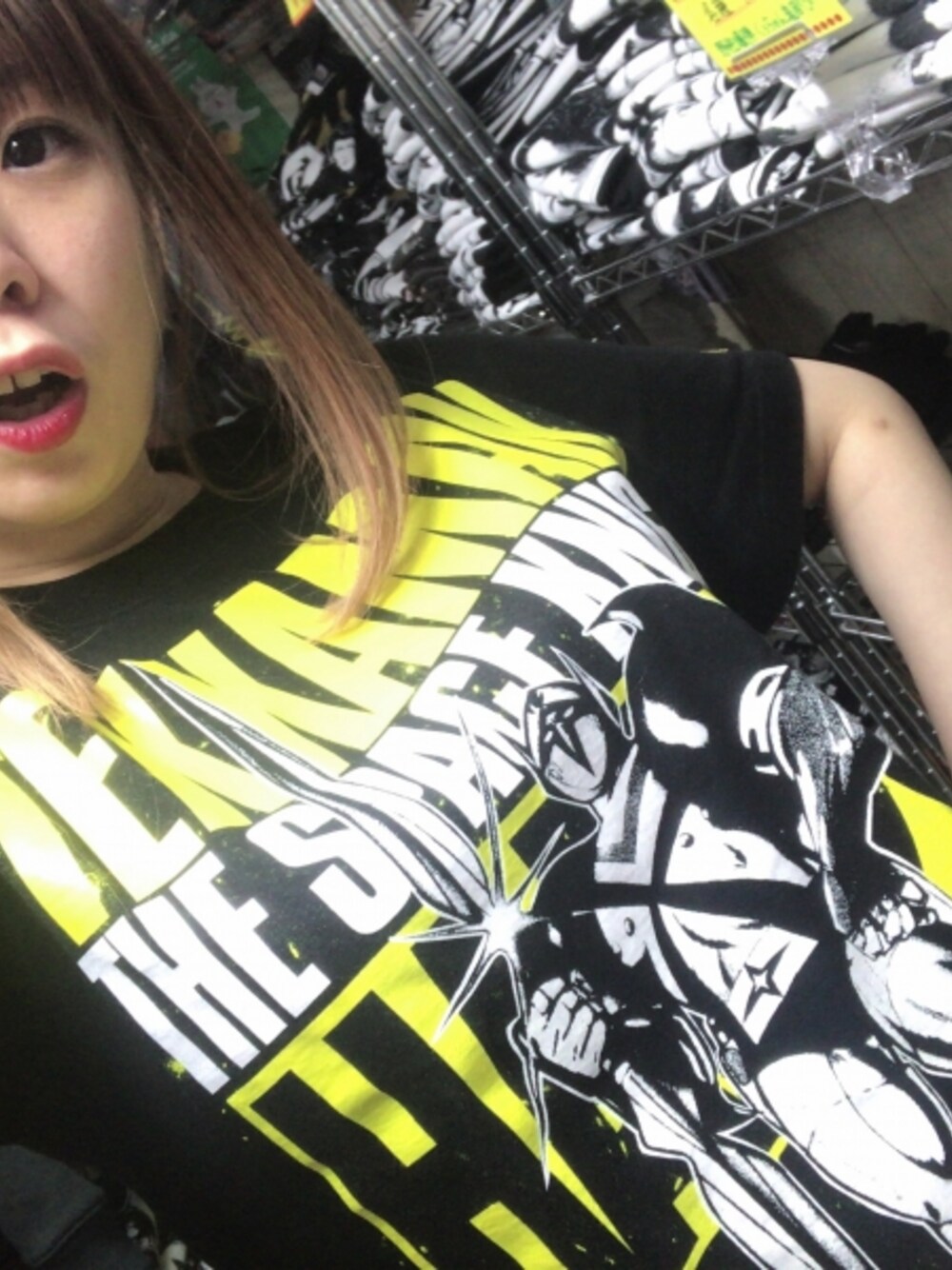 ブラック系のTシャツ/カットソーを着用したレディースの春コーディネートの1枚目の写真