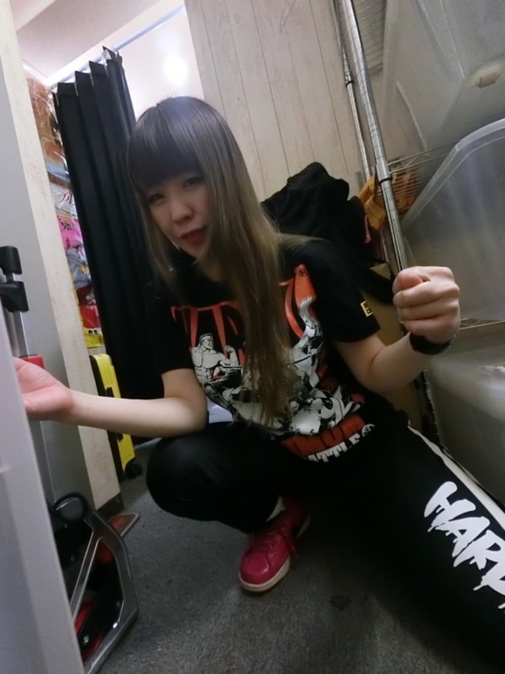 ブラック系のTシャツ/カットソーを着用したレディースの春コーディネートの1枚目の写真