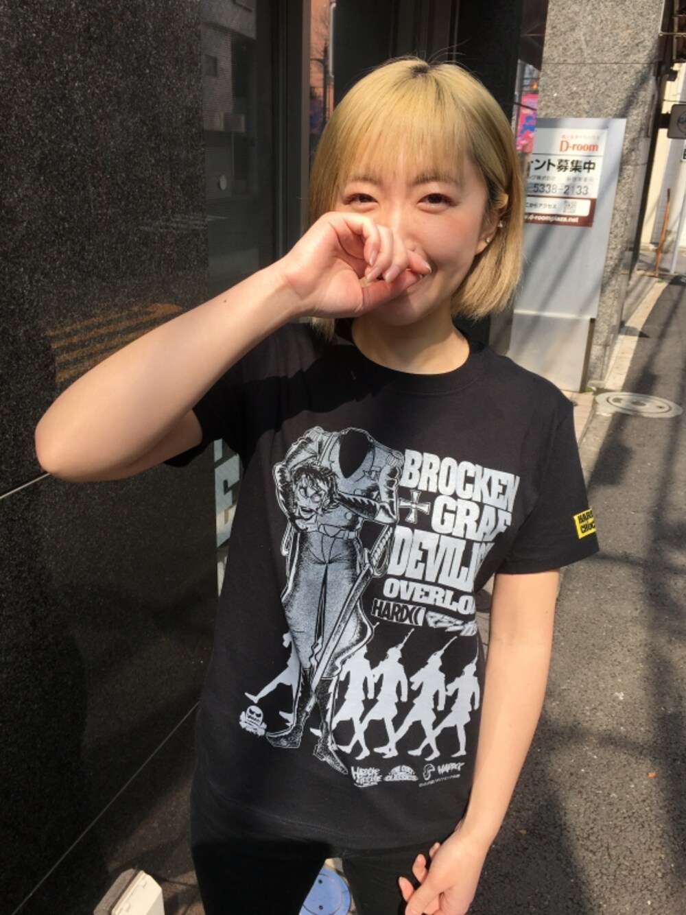 ブラック系のTシャツ/カットソーを着用したレディースの春コーディネートの1枚目の写真
